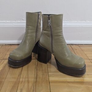 l'intervalle 70s platform heels